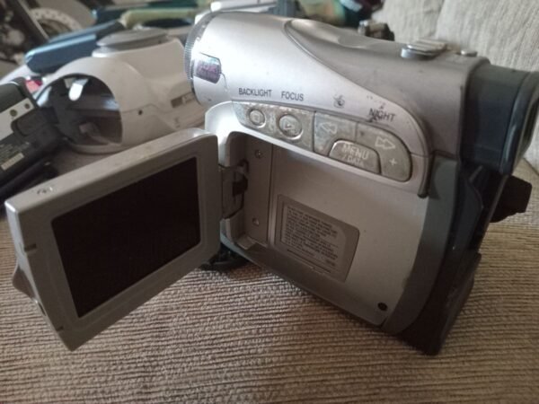 Kamera Video Handycam Merk JVC Tipe GR-D250AG Bekas. - Gambar 2