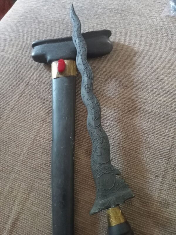 Keris Arjuna Berukuran 40 cm Peninggalan mbah kuno Antik Bekas. - Gambar 4