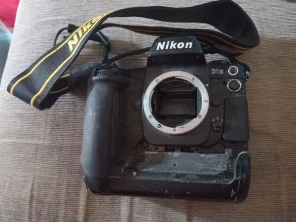 Bodi kamera DSLR Nikon D1H Bekas.