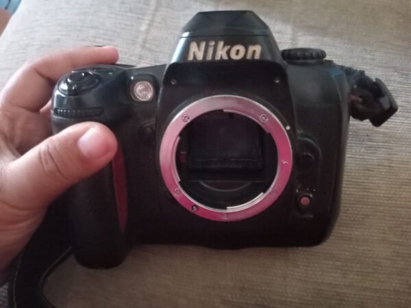 Bodi Kamera DSLR Nikon D100 Bekas