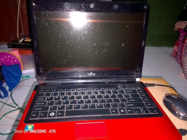 Laptop Fujitsu Tipe LH530 Warna Merah Bekas.